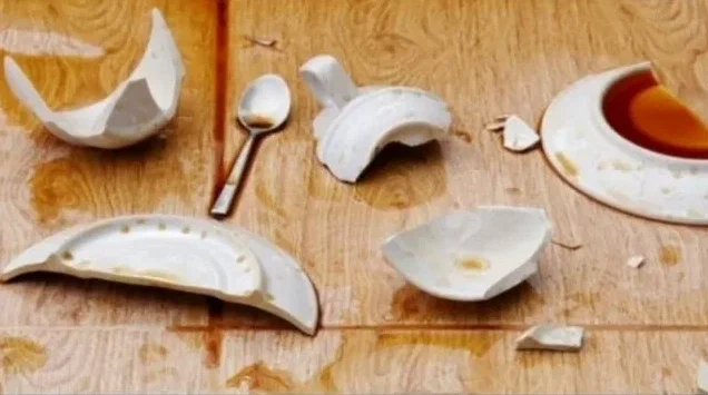 Разбитая посуда в ресторане: законные основания для отказа в оплате