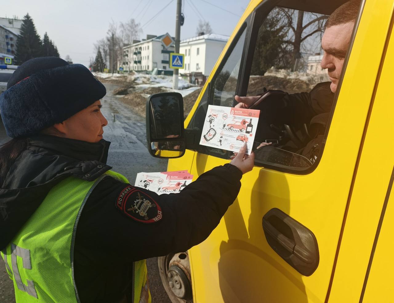Сотрудники Госавтоинспекции Никольского района напомнили водителям о правилах безопасной перевозки детей в салоне транспортного средства Сотрудники Госавтоинспекции Никольского района напомнили водителям о правилах безопасной перевозки детей в салоне транспортного средства