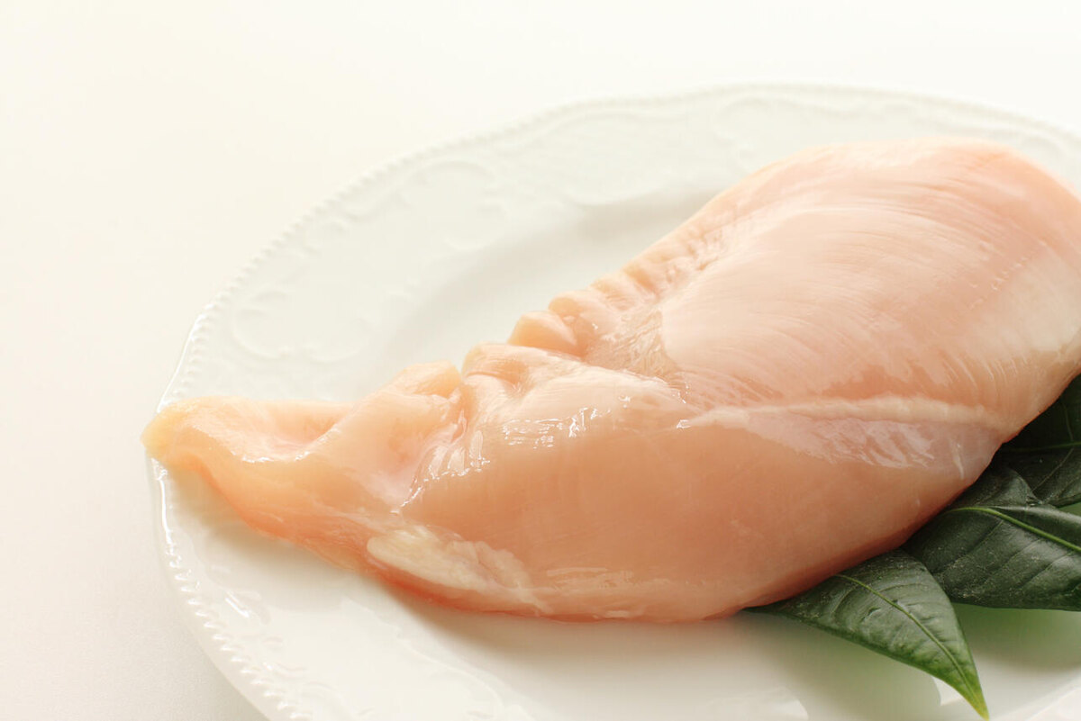 Как сварить куриное филе для салата: секреты сочности