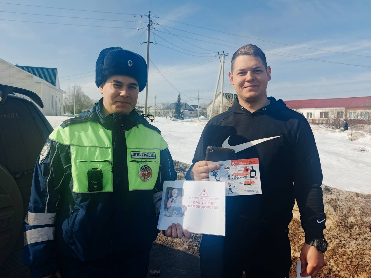 Сотрудники Госавтоинспекции Никольского района напомнили водителям о правилах безопасной перевозки детей в салоне транспортного средства Сотрудники Госавтоинспекции Никольского района напомнили водителям о правилах безопасной перевозки детей в салоне транспортного средства