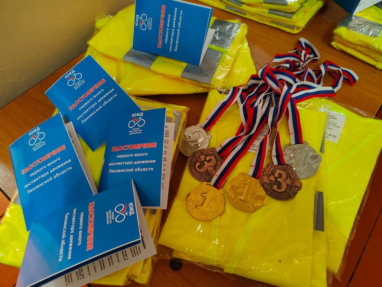 В Пензенской области состоялись областные соревнования юных инспекторов движения «Первый инспектор 2026», посвященные 90-летию Госавтоинспекции В программу соревнований были включены 3 экзамена: «Теория ПДД» В Пензенской области состоялись областные соревнования юных инспекторов движения «Первый инспектор 2026», посвященные 90-летию Госавтоинспекции В программу соревнований были включены 3 экзамена: «Теория ПДД»