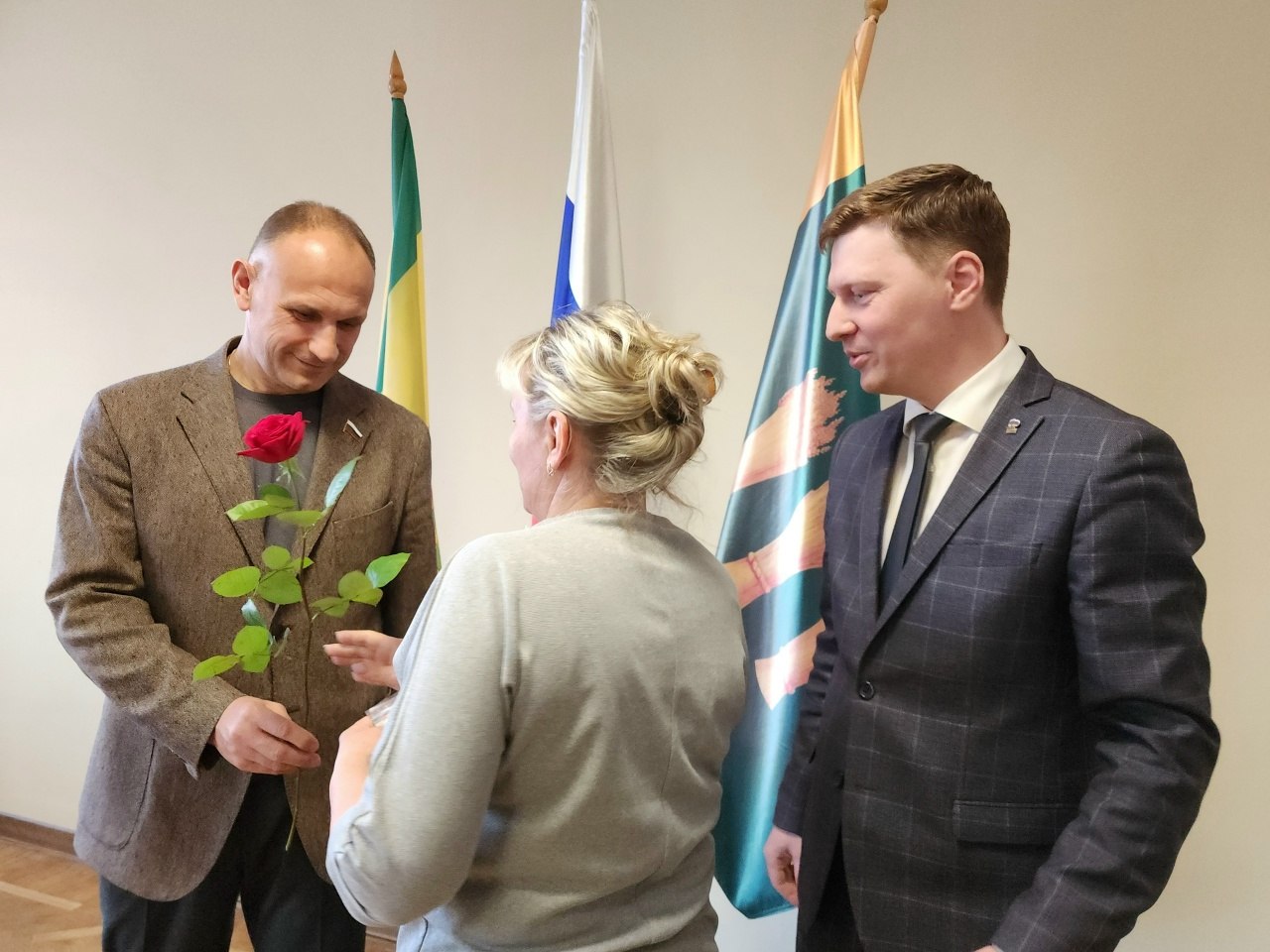 Федор Тощев поздравил новых членов «Единой России» со вступлением в партию Федор Тощев поздравил новых членов «Единой России» со вступлением в партию