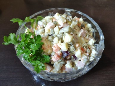 Гастроэнтеролог предлагает оригинальный заменитель оливье на Новый год