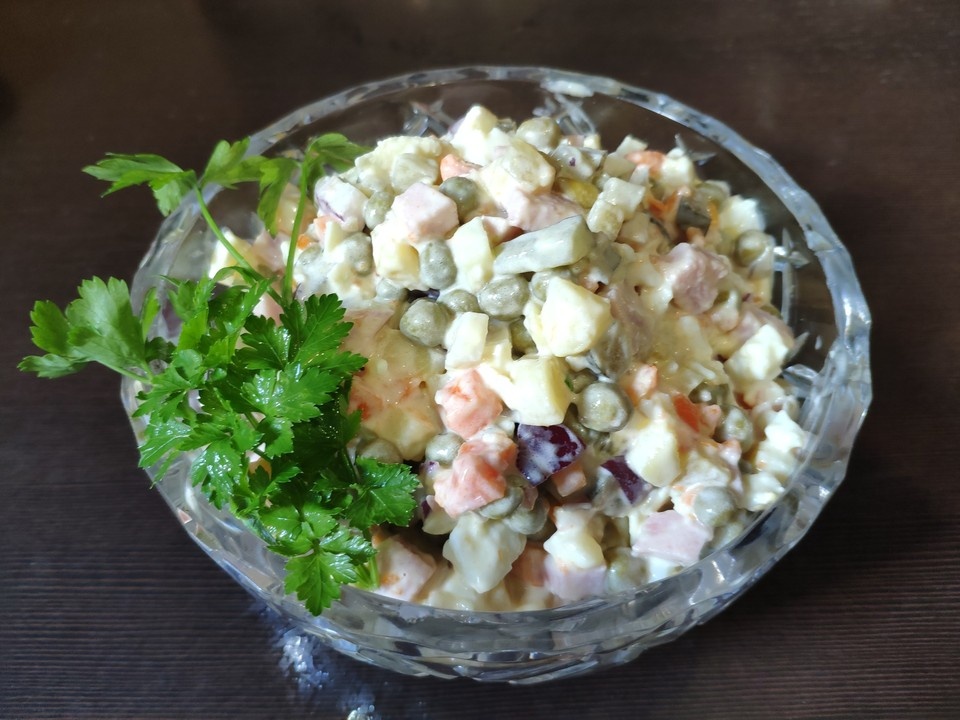 Гастроэнтеролог предлагает оригинальный заменитель оливье на Новый год