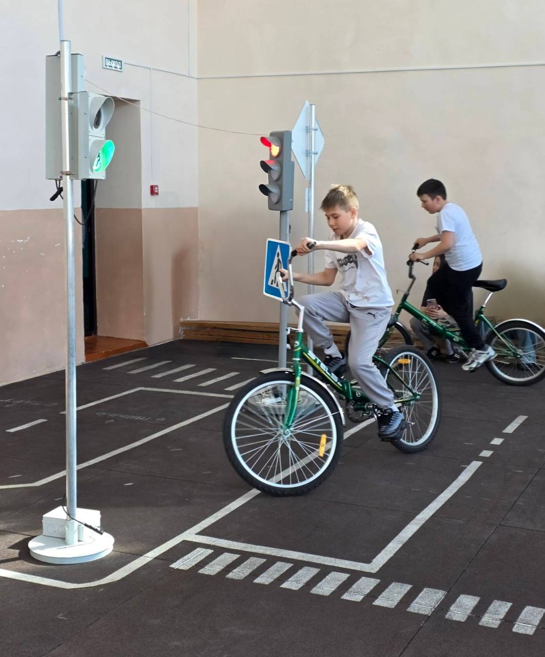 В Пензенской области состоялись областные соревнования юных инспекторов движения «Первый инспектор 2026», посвященные 90-летию Госавтоинспекции В программу соревнований были включены 3 экзамена: «Теория ПДД» В Пензенской области состоялись областные соревнования юных инспекторов движения «Первый инспектор 2026», посвященные 90-летию Госавтоинспекции В программу соревнований были включены 3 экзамена: «Теория ПДД»