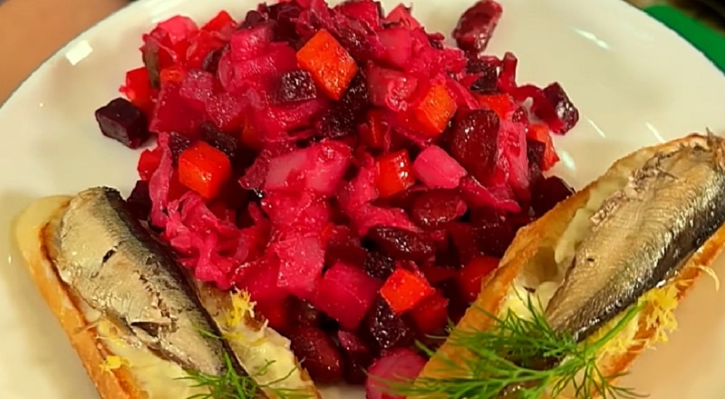 Ароматный винегрет с запечёнными овощами: освежите классический рецепт