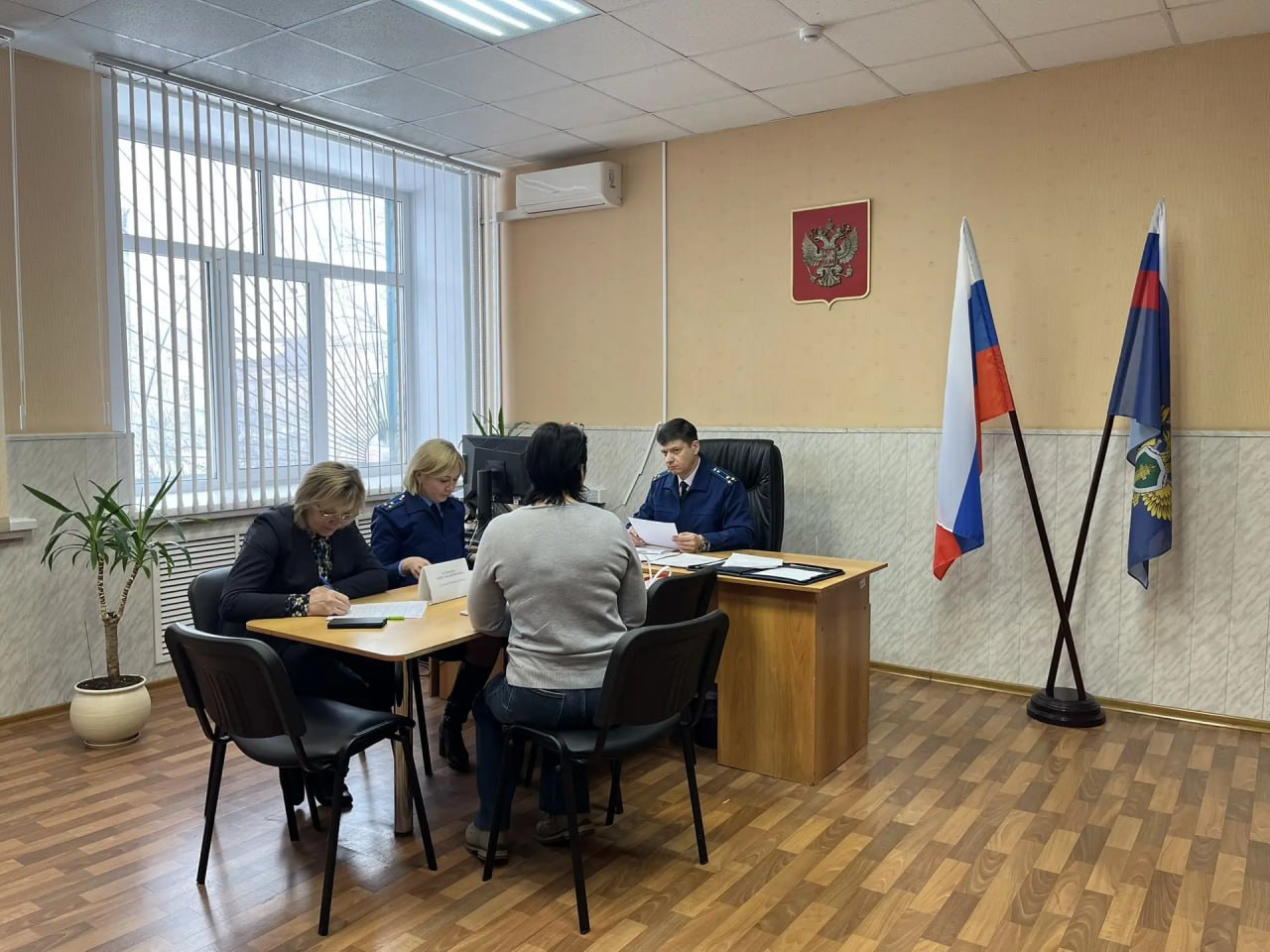 Первый заместитель прокурора области Александр Лейзенберг 20 марта с рабочей поездкой посетил Лунинский район и провел личный прием граждан