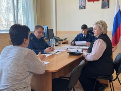 По поручению прокурора области Дмитрия Горшкова первый заместитель прокурора области Александр Лейзенберг сегодня представил коллективу прокуратуры, председателю районного суда, руководителям правоохранительных органов и...