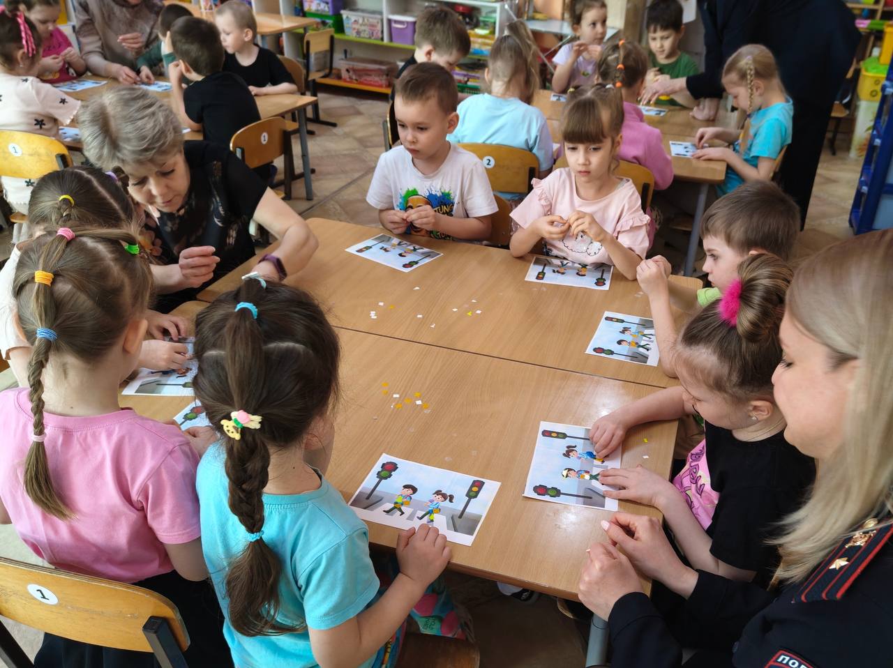 Сотрудники пензенской Госавтоинспекции провели практический урок по изготовлению световозвращающих элементов Сотрудники пензенской Госавтоинспекции провели практический урок по изготовлению световозвращающих элементов