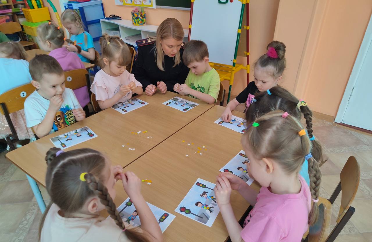 Сотрудники пензенской Госавтоинспекции провели практический урок по изготовлению световозвращающих элементов Сотрудники пензенской Госавтоинспекции провели практический урок по изготовлению световозвращающих элементов