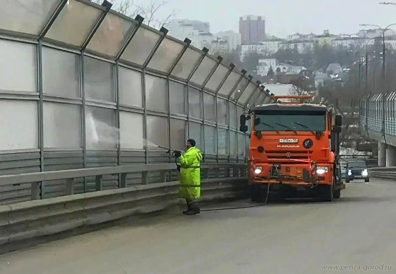 В Пензе начали мойку шумозащитных экранов после зимы