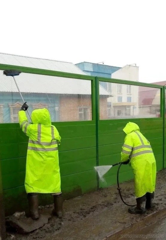 В Пензе начали мойку шумозащитных экранов после зимы В Пензе начали мойку шумозащитных экранов после зимы