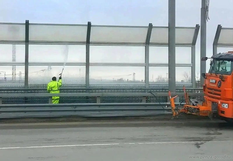 В Пензе начали мойку шумозащитных экранов после зимы В Пензе начали мойку шумозащитных экранов после зимы