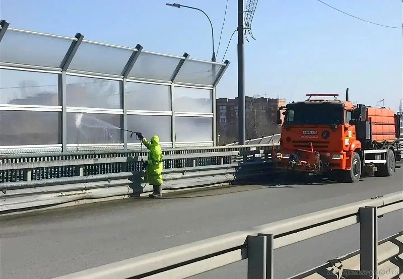 В Пензе начали мойку шумозащитных экранов после зимы В Пензе начали мойку шумозащитных экранов после зимы