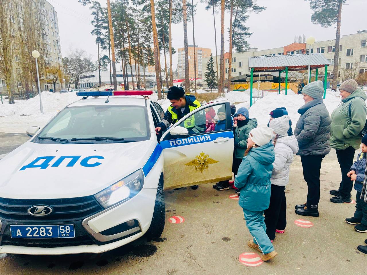 Сотрудники Госавтоинспекции города Заречный провели урок безопасности по правилам поездки в автомобиле Сотрудники Госавтоинспекции города Заречный провели урок безопасности по правилам поездки в автомобиле