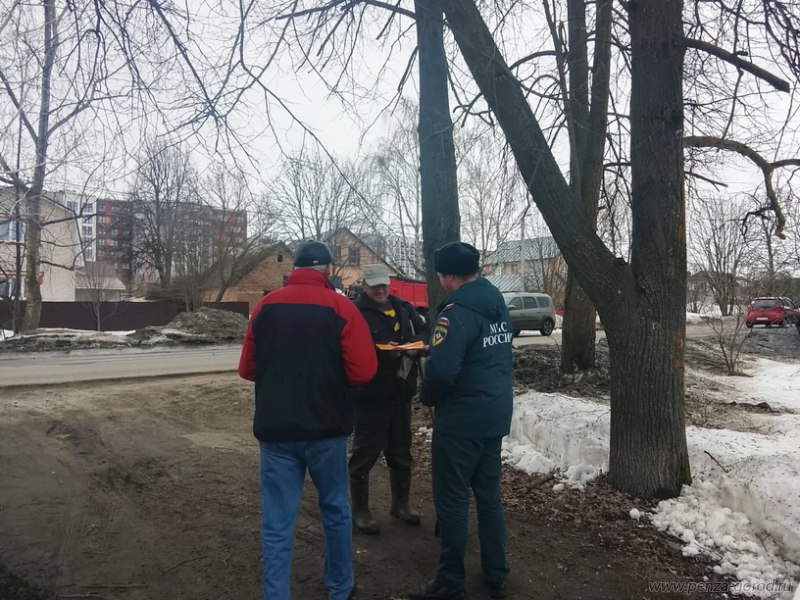 Жителям улицы Мереняшева разъяснили правила пожарной безопасности Жителям улицы Мереняшева разъяснили правила пожарной безопасности