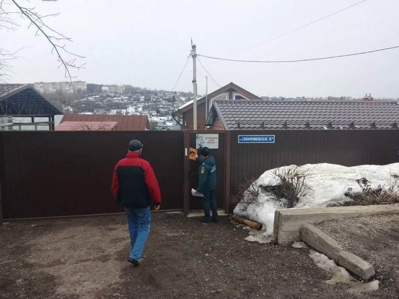 Жителям улицы Мереняшева разъяснили правила пожарной безопасности Жителям улицы Мереняшева разъяснили правила пожарной безопасности