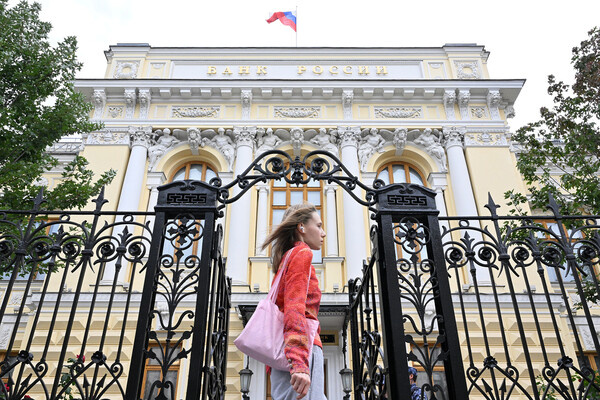 Центробанк продлил ограничения на вывод средств из недружественных стран