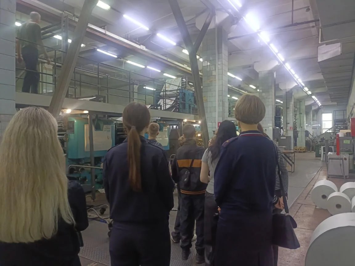 Пензенские полицейские и общественники организовали экскурсию для школьников в издательско-полиграфический комплекс «Пензенская правда» Пензенские полицейские и общественники организовали экскурсию для школьников в издательско-полиграфический комплекс «Пензенская правда»