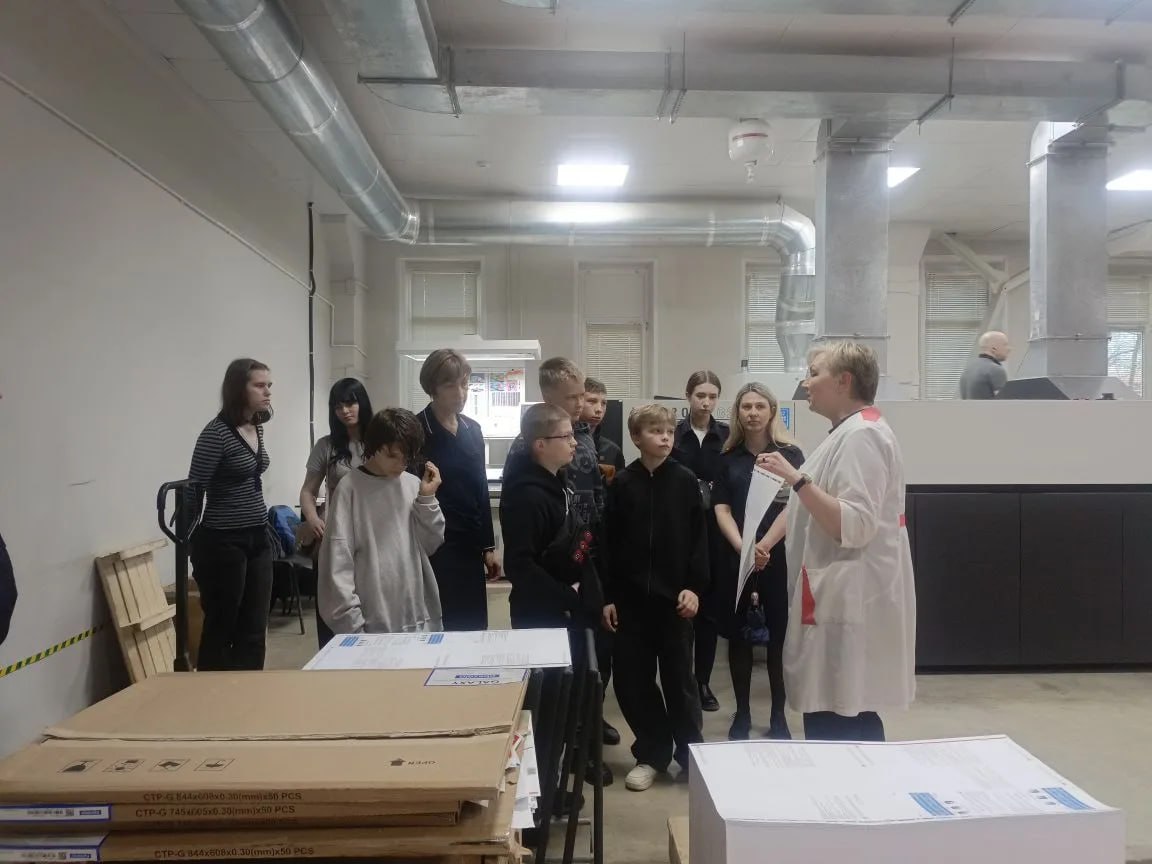 Пензенские полицейские и общественники организовали экскурсию для школьников в издательско-полиграфический комплекс «Пензенская правда» Пензенские полицейские и общественники организовали экскурсию для школьников в издательско-полиграфический комплекс «Пензенская правда»