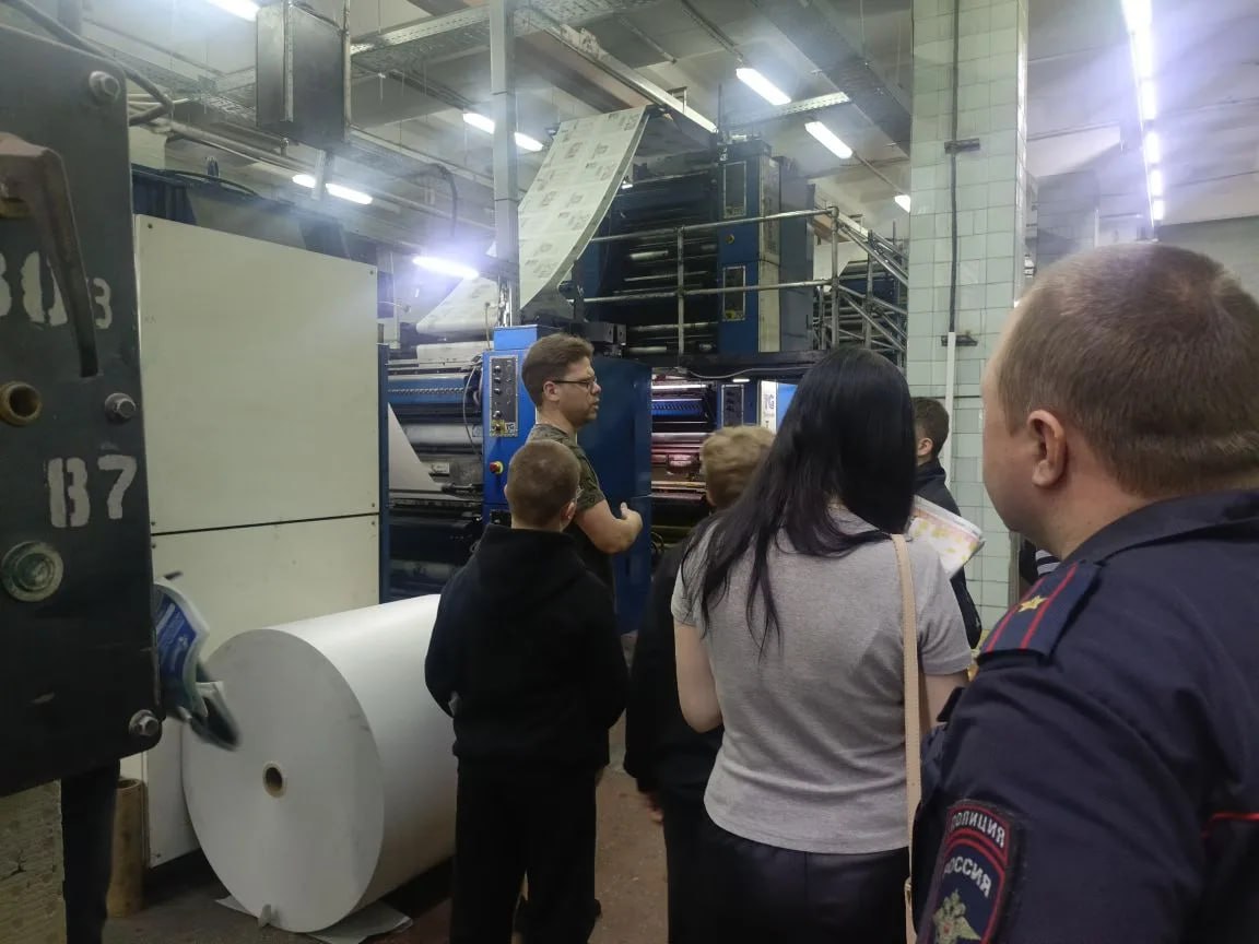 Пензенские полицейские и общественники организовали экскурсию для школьников в издательско-полиграфический комплекс «Пензенская правда» Пензенские полицейские и общественники организовали экскурсию для школьников в издательско-полиграфический комплекс «Пензенская правда»