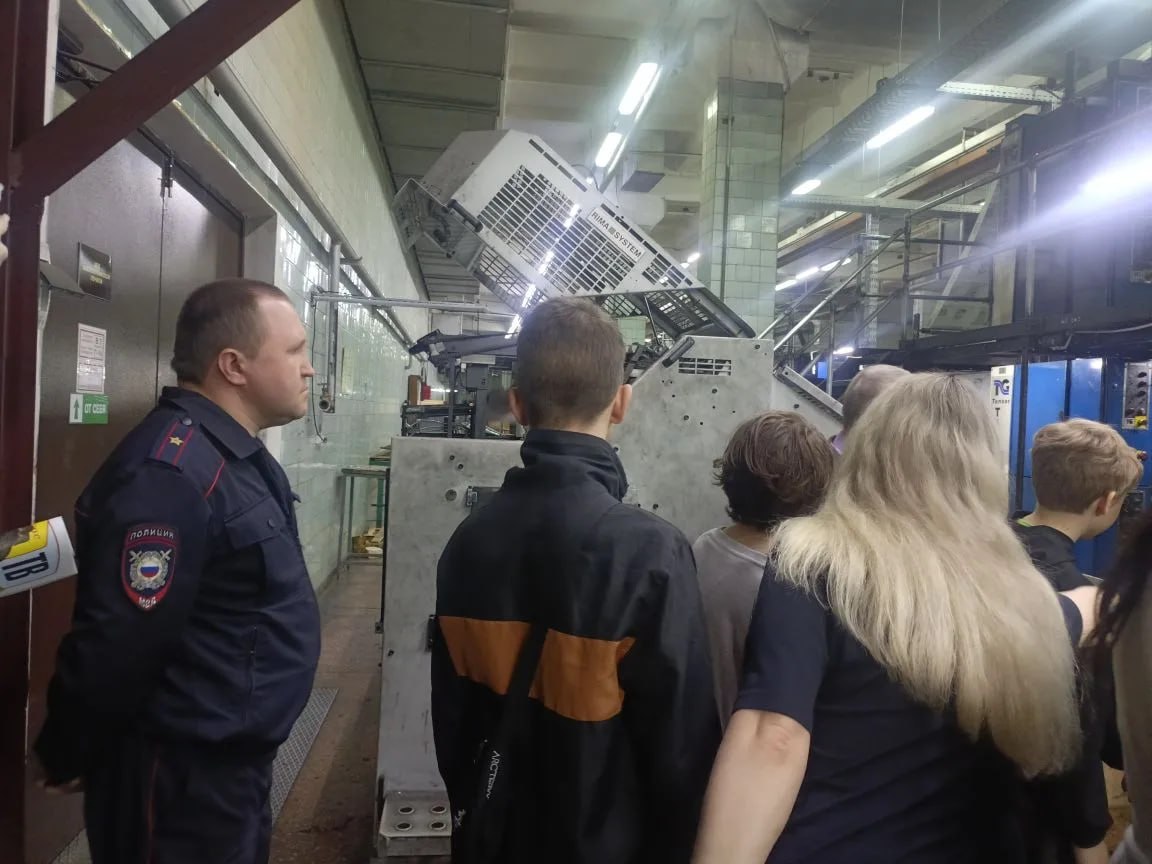 Пензенские полицейские и общественники организовали экскурсию для школьников в издательско-полиграфический комплекс «Пензенская правда» Пензенские полицейские и общественники организовали экскурсию для школьников в издательско-полиграфический комплекс «Пензенская правда»