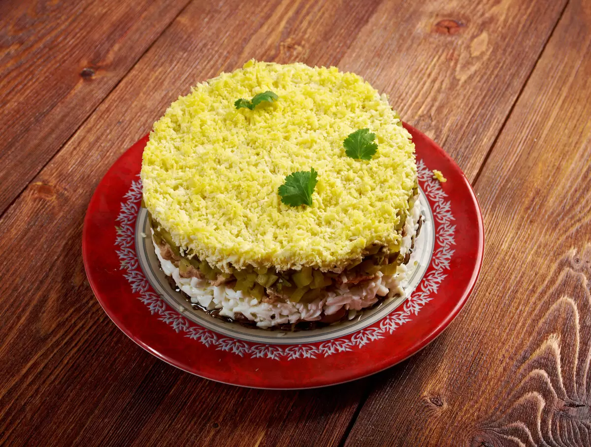 Вкусный слоеный салат с печенью и беконом для любого праздника