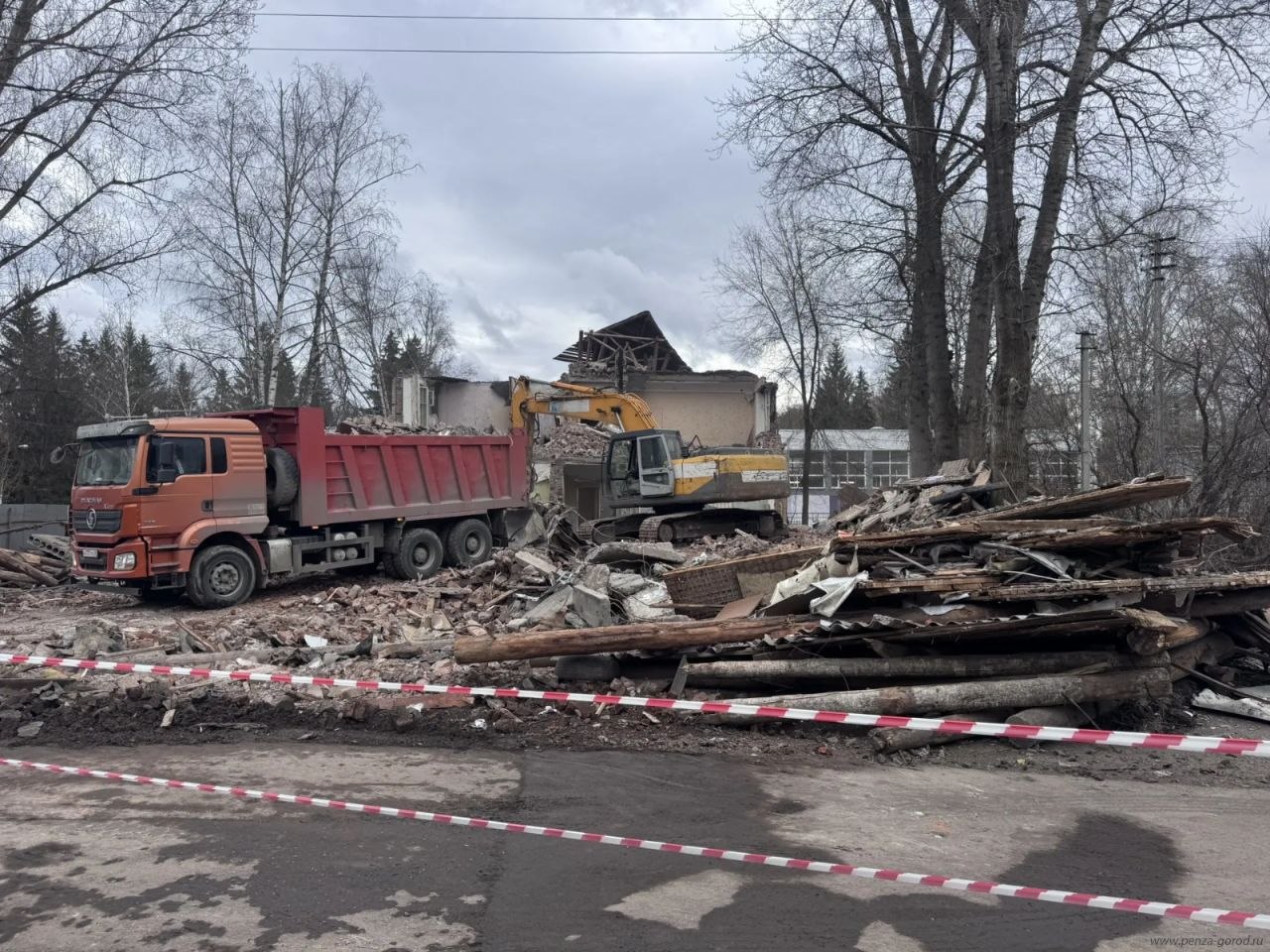 На улице Воровского в Пензе приступили к сносу двухэтажного многоквартирного дома № 20 1958 года постройки На улице Воровского в Пензе приступили к сносу двухэтажного многоквартирного дома № 20 1958 года постройки