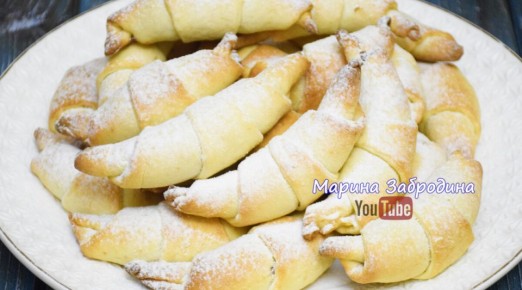 Нежные рогалики с повидлом на сметане: быстро и вкусно