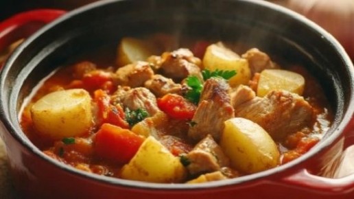 Как приготовить вкусное жаркое из свиной грудинки с помидорами