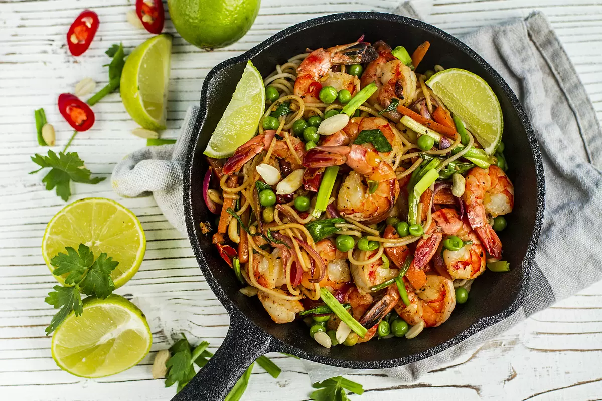 Легкий рецепт яичной лапши с креветками и овощами из Куала-Лумпура