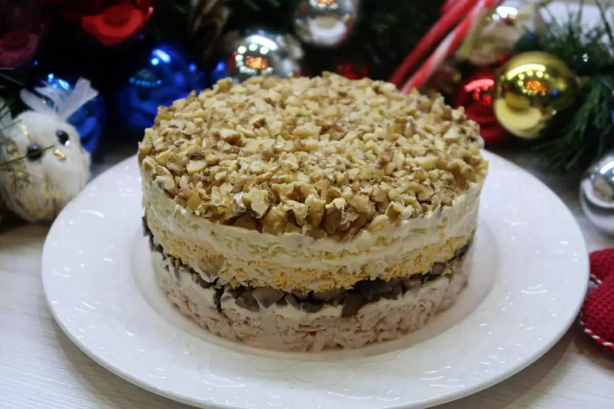 Новый Год на столе: яркий салат Леший с курицей и грибами