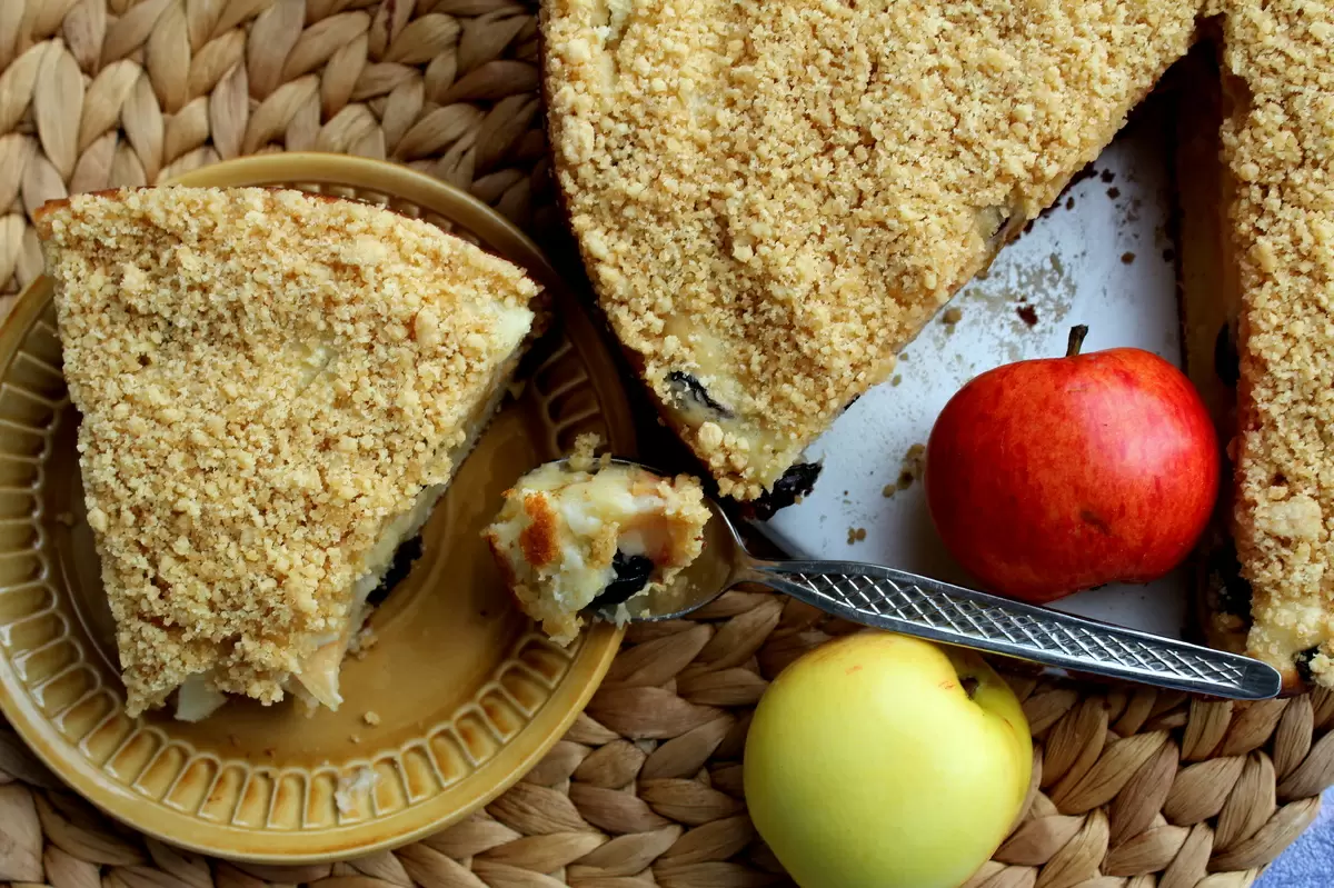 Необычный яблочный пирог: вкусный и быстрый рецепт к чаю