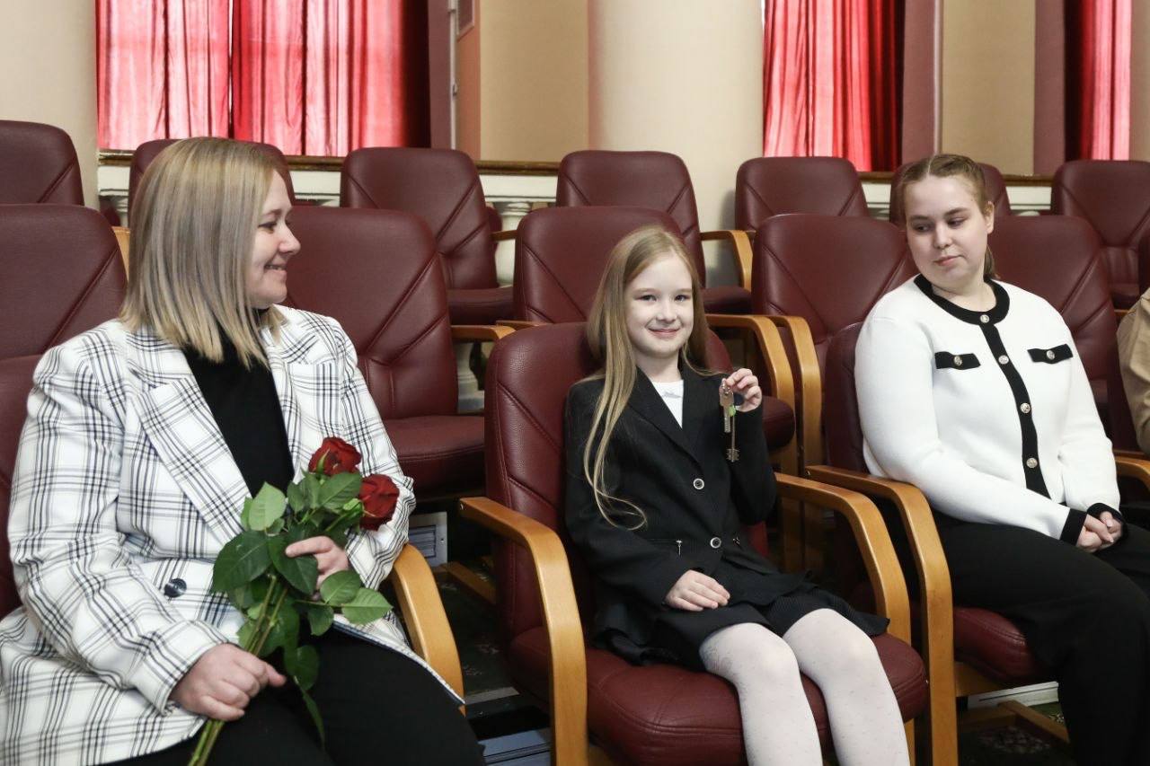 Олег Мельниченко: С радостью вручил жилищные сертификаты и ключи от квартир жителям сельских территорий и работникам АПК Олег Мельниченко: С радостью вручил жилищные сертификаты и ключи от квартир жителям сельских территорий и работникам АПК