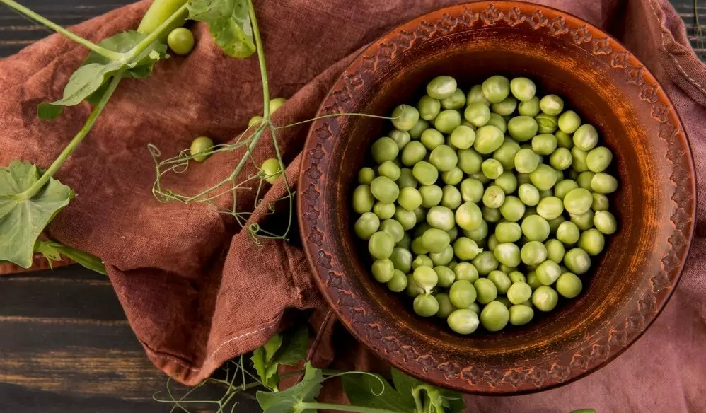 Как выбрать идеальный зелёный горошек для новогоднего оливье: советы экспертов