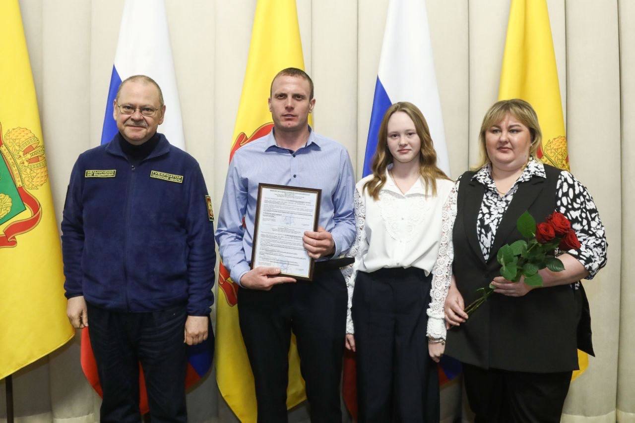 Олег Мельниченко: С радостью вручил жилищные сертификаты и ключи от квартир жителям сельских территорий и работникам АПК Олег Мельниченко: С радостью вручил жилищные сертификаты и ключи от квартир жителям сельских территорий и работникам АПК