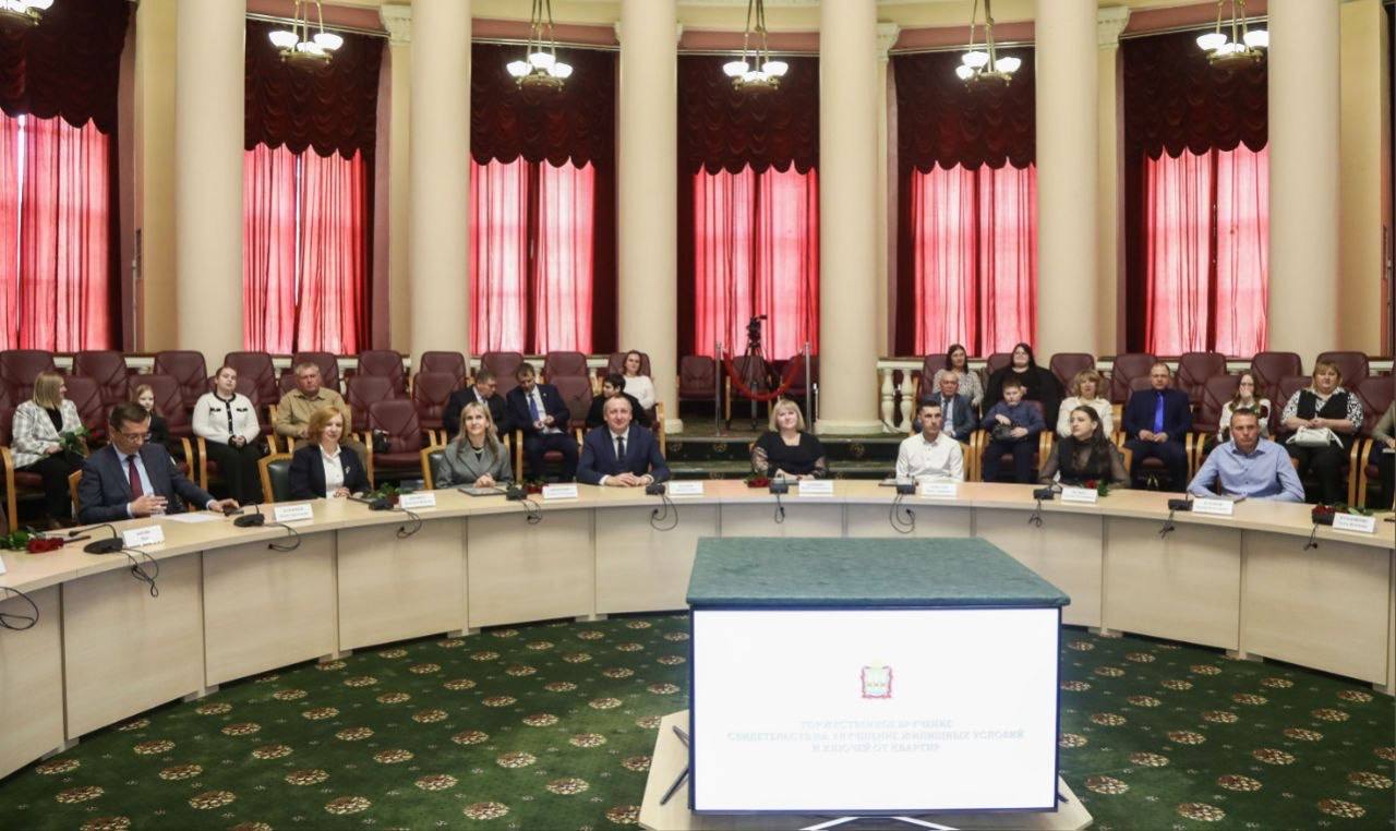 Олег Мельниченко: С радостью вручил жилищные сертификаты и ключи от квартир жителям сельских территорий и работникам АПК