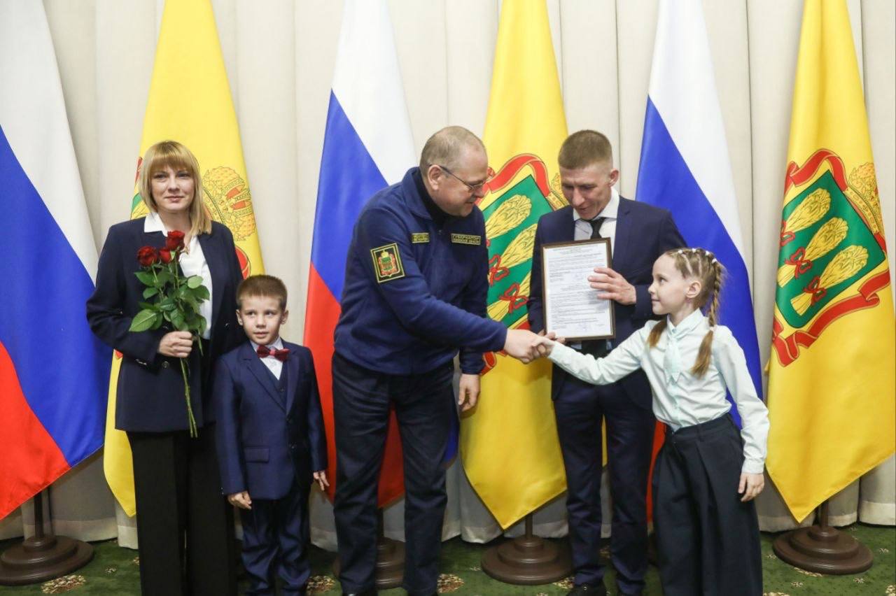 Олег Мельниченко: С радостью вручил жилищные сертификаты и ключи от квартир жителям сельских территорий и работникам АПК Олег Мельниченко: С радостью вручил жилищные сертификаты и ключи от квартир жителям сельских территорий и работникам АПК