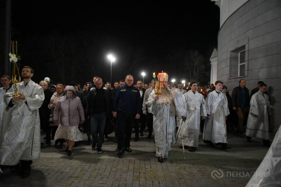 Православные пензенцы приняли участие в пасхальном богослужении в Спасском кафедральном соборе