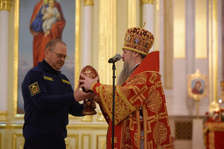 Православные пензенцы приняли участие в пасхальном богослужении в Спасском кафедральном соборе Православные пензенцы приняли участие в пасхальном богослужении в Спасском кафедральном соборе