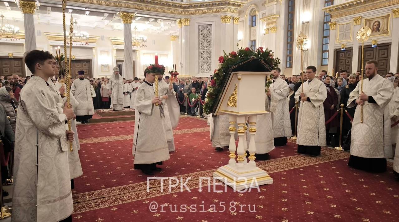 Сотни православных пензенцев встречают Светлое Христово Воскресение в Спасском соборе Сотни православных пензенцев встречают Светлое Христово Воскресение в Спасском соборе