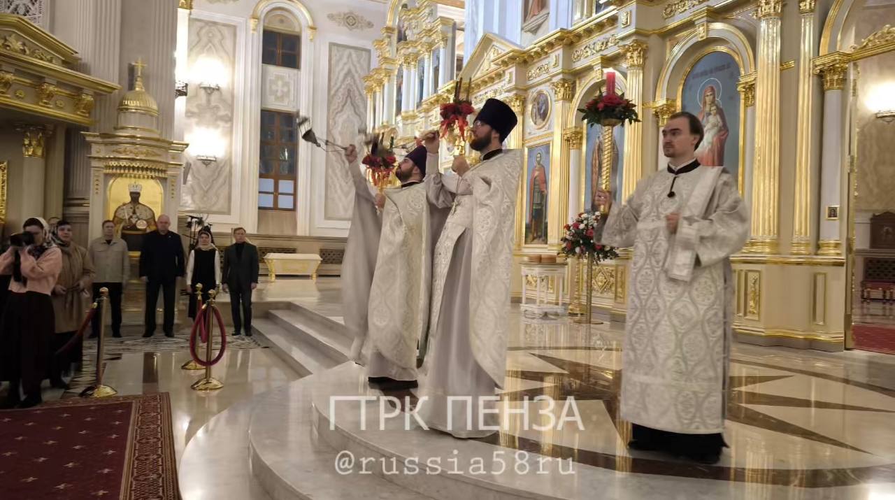 Сотни православных пензенцев встречают Светлое Христово Воскресение в Спасском соборе