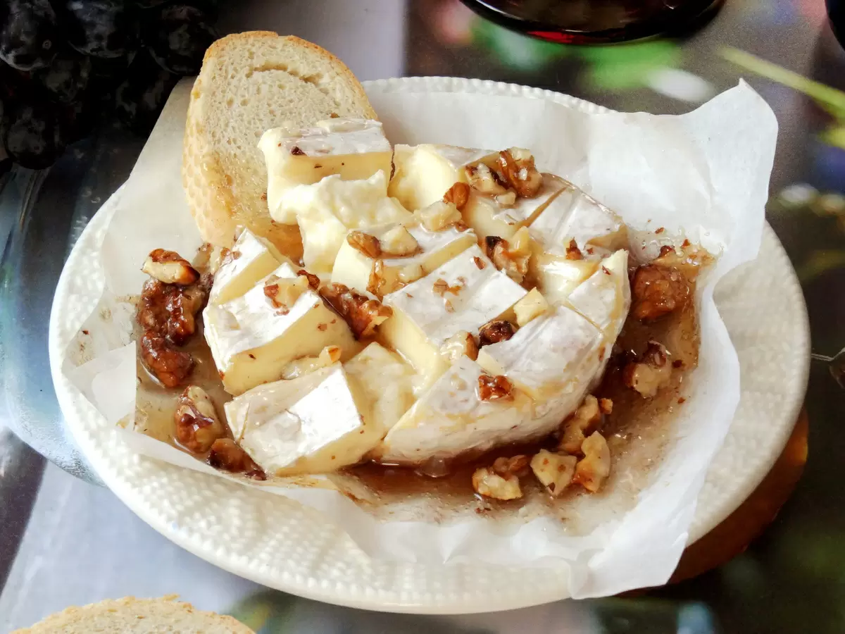 Нежный камамбер под медом: простая закуска, от которой невозможно оторваться