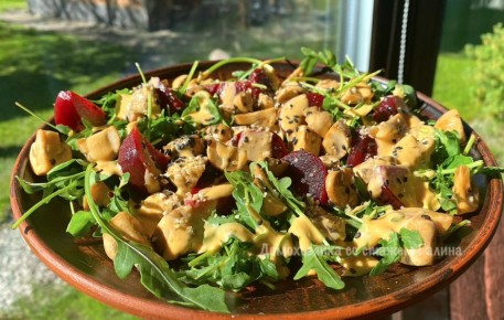 Летние радости: яркий салат с маринованной свеклой и пикантными шампиньонами