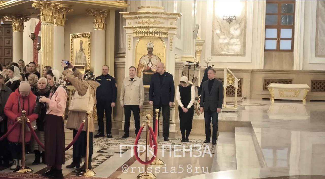 Сотни православных пензенцев встречают Светлое Христово Воскресение в Спасском соборе Сотни православных пензенцев встречают Светлое Христово Воскресение в Спасском соборе