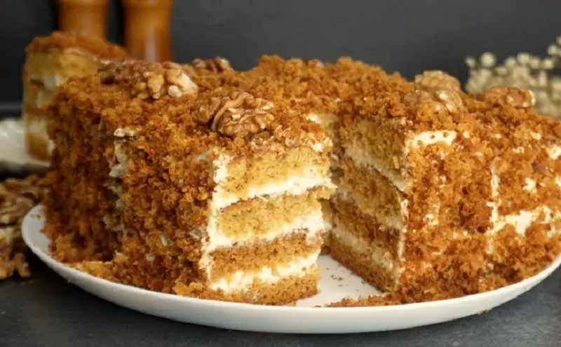 Простой медовик за 15 минут: наслаждение с домашним уютом