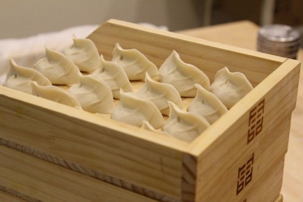 Уютный вечер под старый Новый год: простые идеи с небольшими сюрпризами за столом