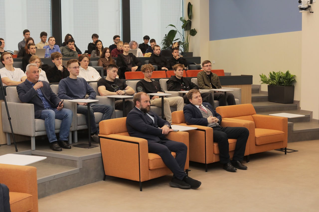 Олег Кочетков открыл выставку индустриальной живописи в МГТУ имени Баумана Олег Кочетков открыл выставку индустриальной живописи в МГТУ имени Баумана