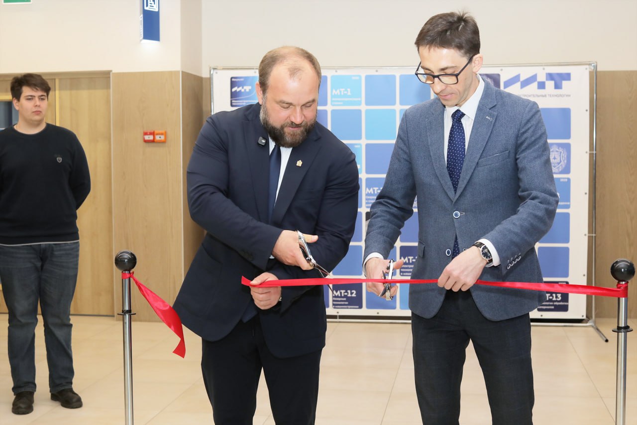 Олег Кочетков открыл выставку индустриальной живописи в МГТУ имени Баумана Олег Кочетков открыл выставку индустриальной живописи в МГТУ имени Баумана