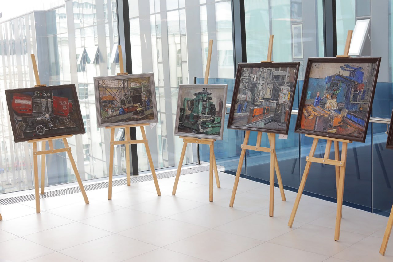 Олег Кочетков открыл выставку индустриальной живописи в МГТУ имени Баумана